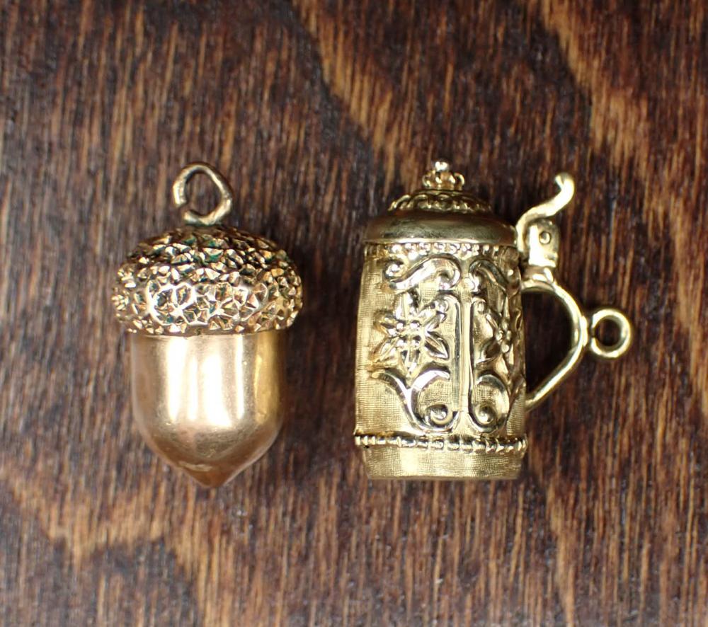 TWO VINTAGE YELLOW GOLD 3D