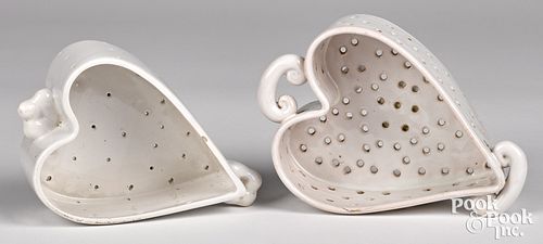TWO WHITE DELFT COEUR A LA CRèME