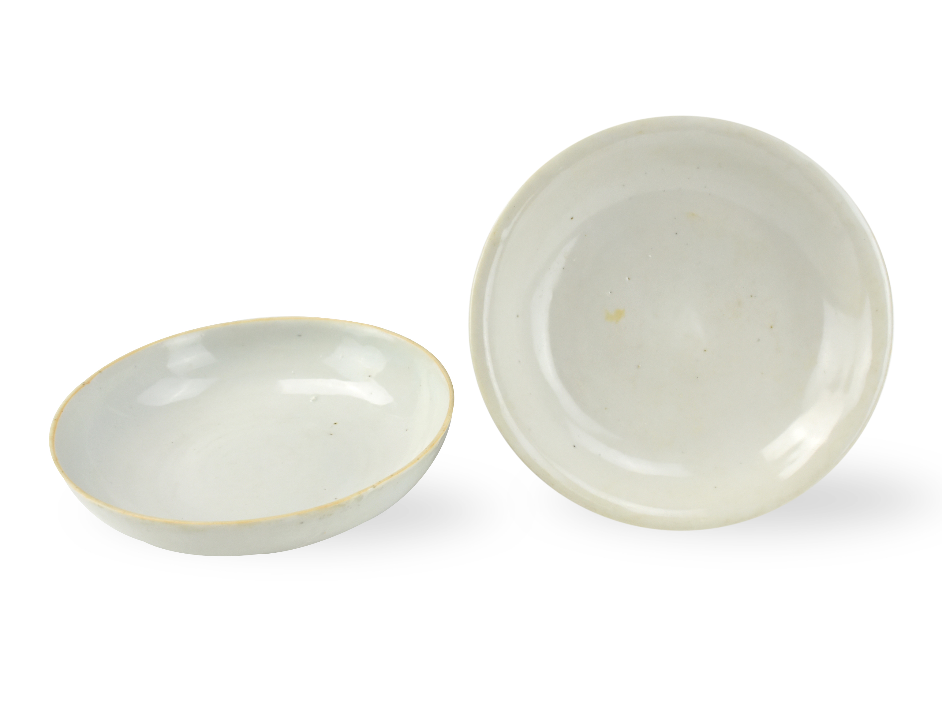 TWO WHITE GLAZED PLATE, MING