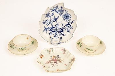 Two Worcester porcelain tea bowls