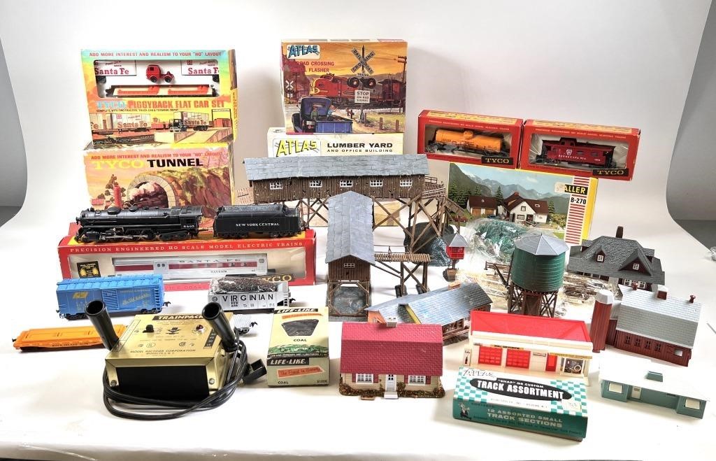 TYCO TRAIN CARS BUILDINGSAssorted