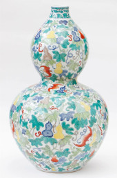 UN IMMENSE VASE GOURDE DOUCAI
