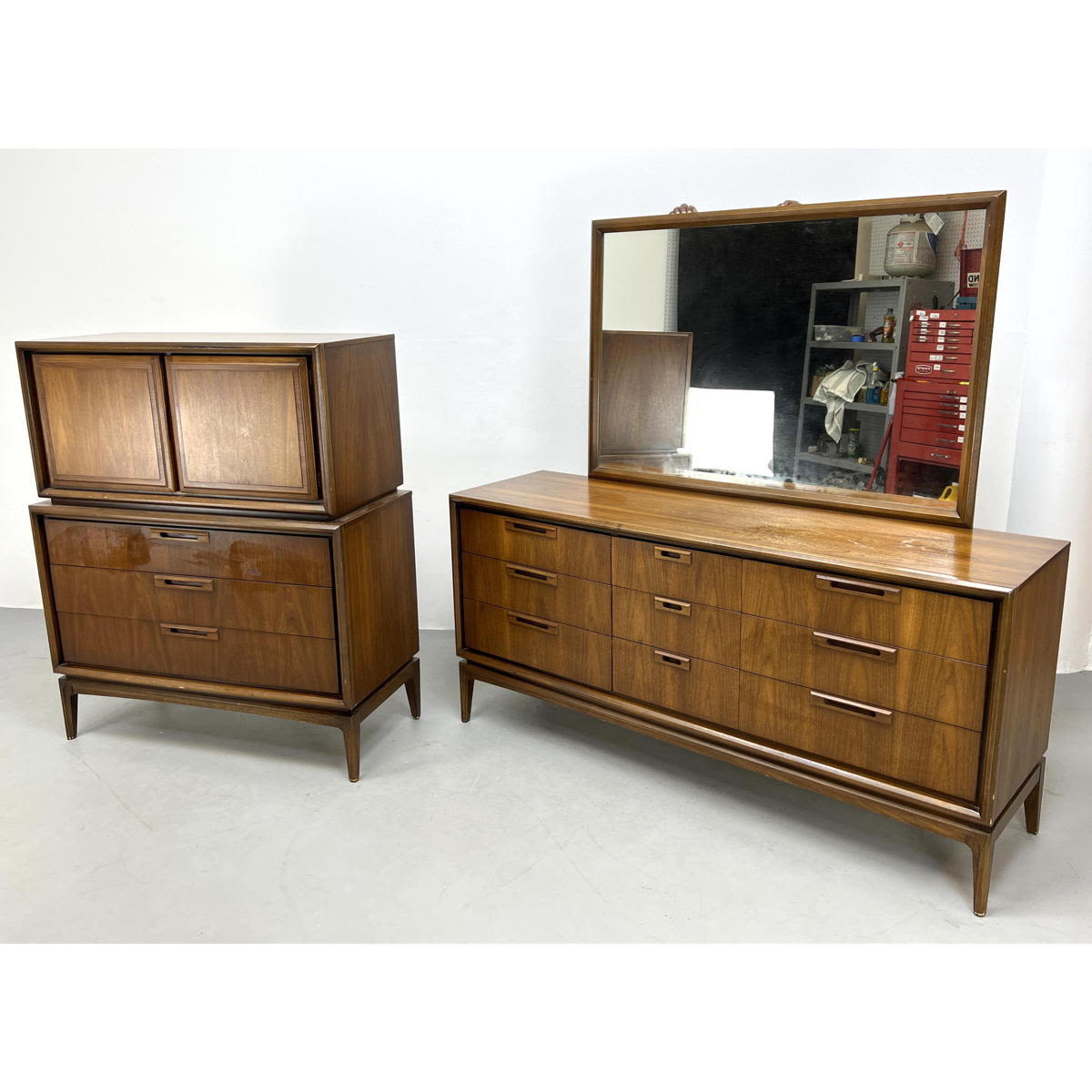 UNITED American Modern Bedroom Set.