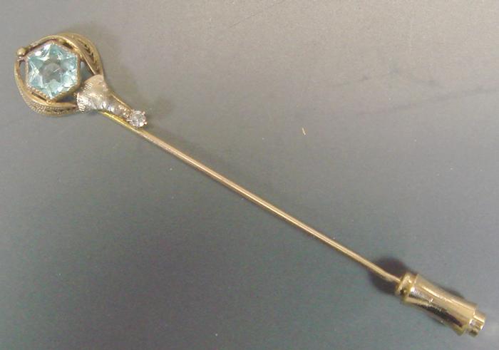 Unmarked YG stick pin set with a