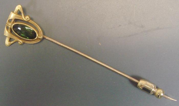 Unmarked YG stick pin set with a