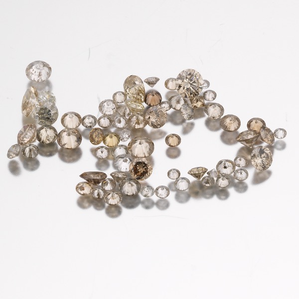 UNMOUNTED 17.70 CARAT DIAMOND MELEE