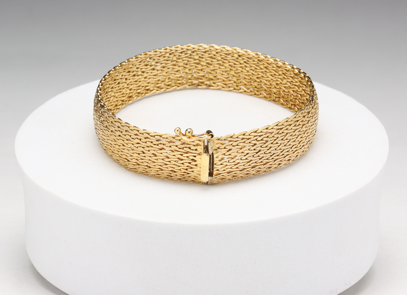 UNO A ERRE ITALIAN 18K GOLD