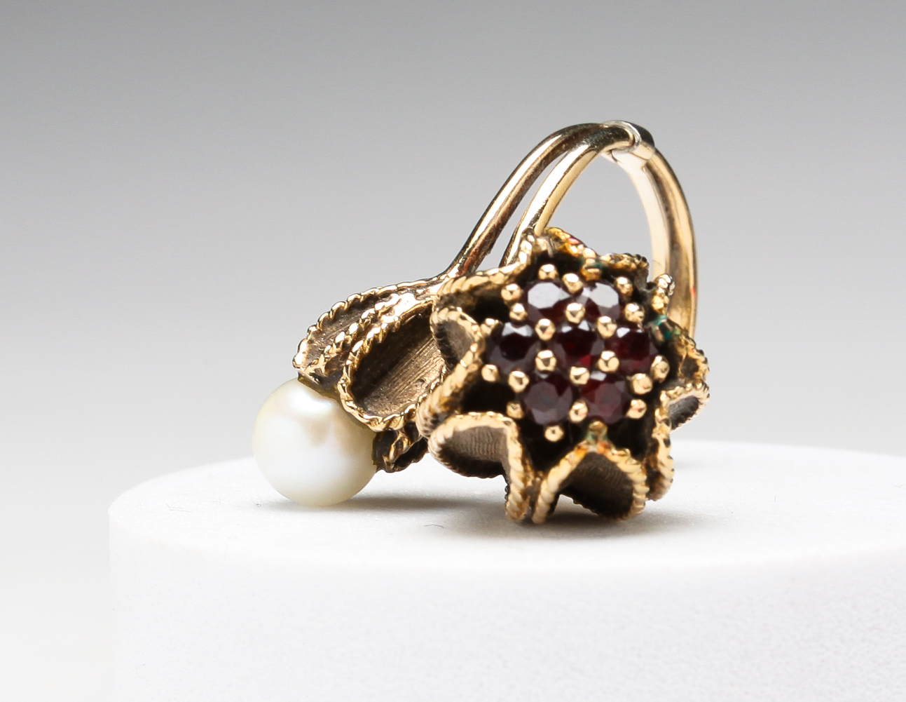 UNUSUAL 14K CROSSOVER TULIP RING.