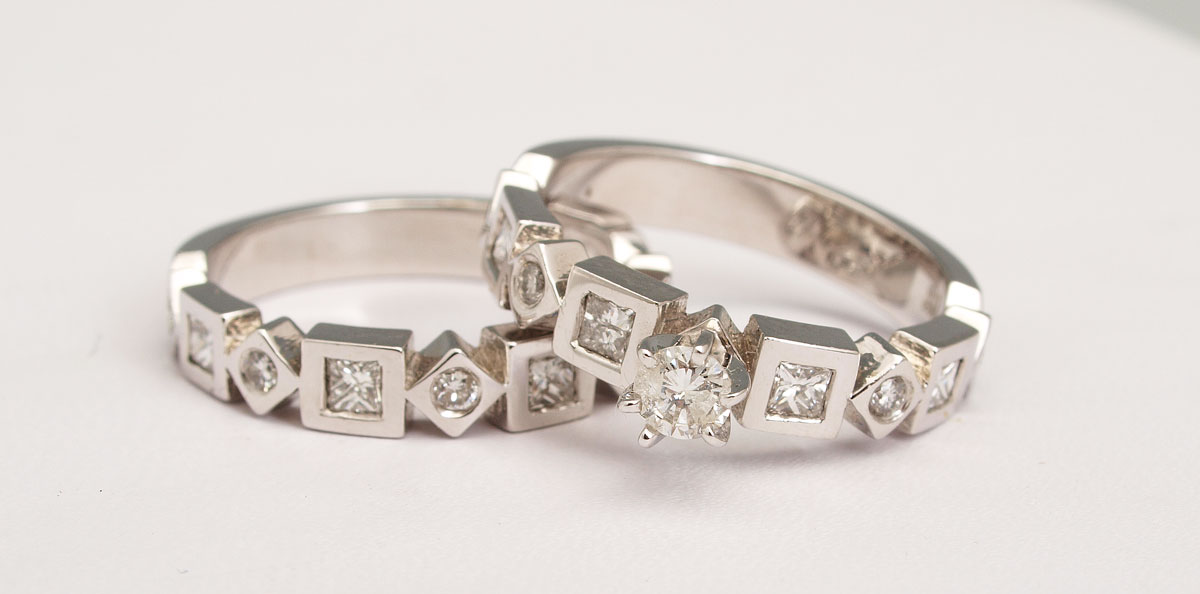 UNUSUAL .75 CTW DIAMOND BRIDAL SET: