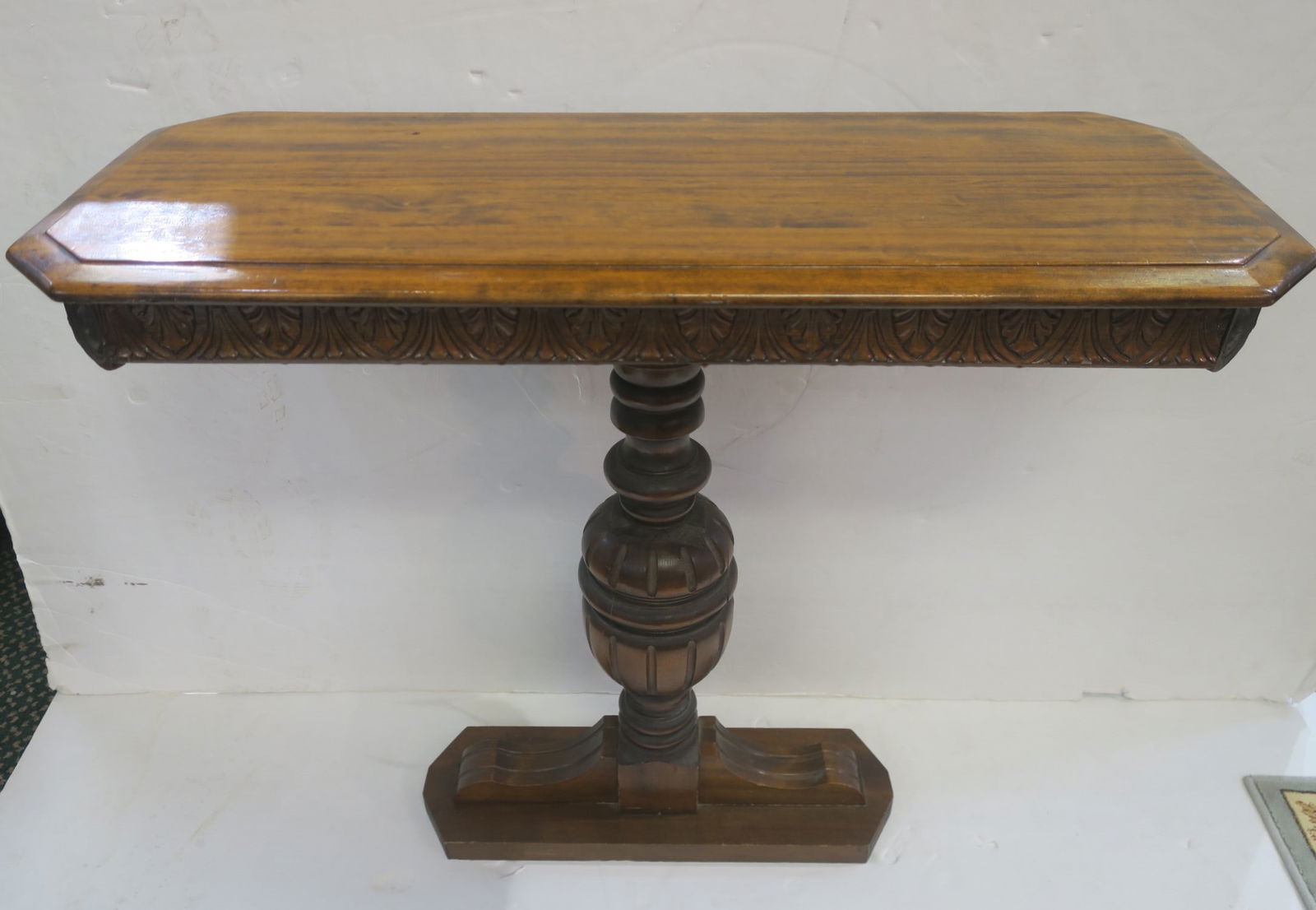 UNUSUAL SINGLE PEDESTAL SOFA