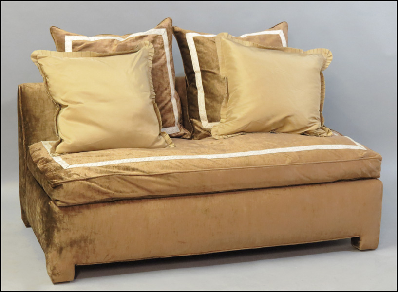 UPHOLSTERED ARMLESS SETTEE. H: 28''