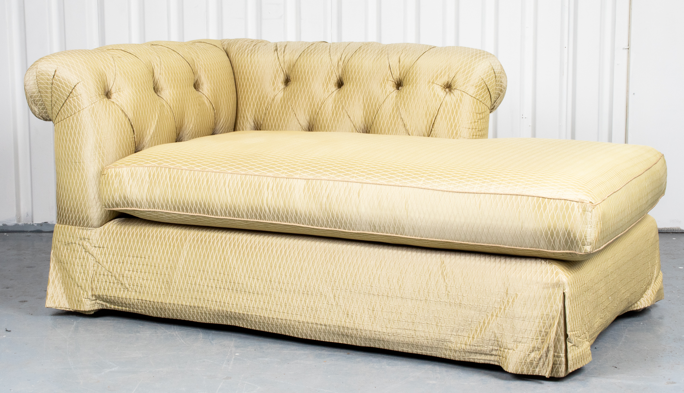 UPHOLSTERED TUFTED DAYBED /