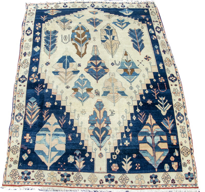 USHAK CARPET A tan-ivory field