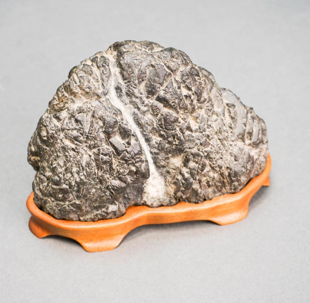 VARITEXTURED BLACK SUISEKI STONE