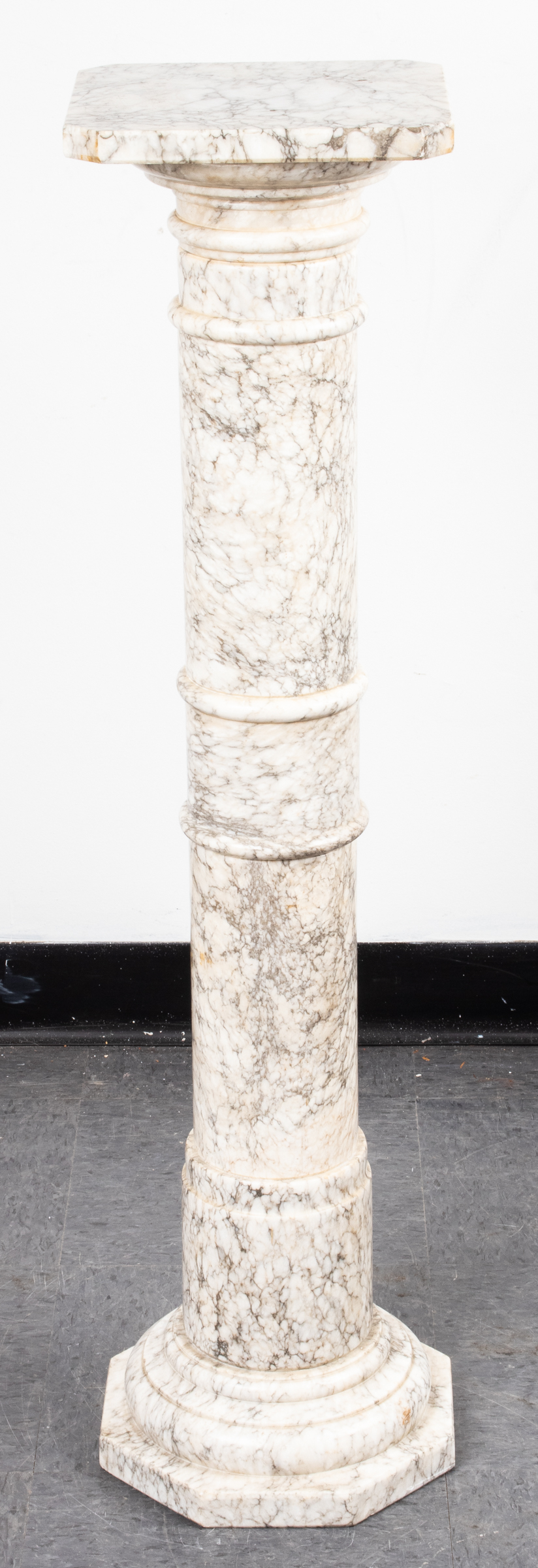 VEINED MARBLE DISPLAY COLUMN