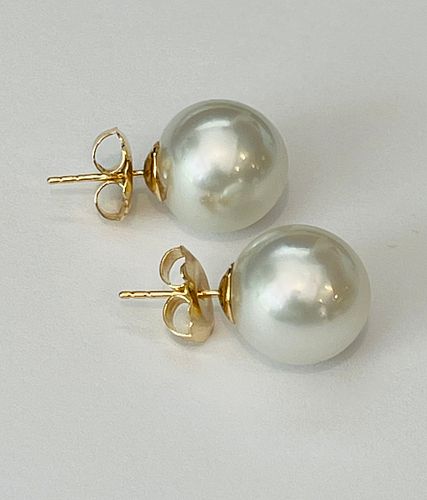 VERY FINE PAIR OF 13.0MM WHITE