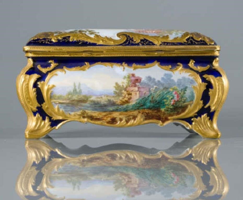 VERY GOOD PORCELAIN TABLE CASKETA
