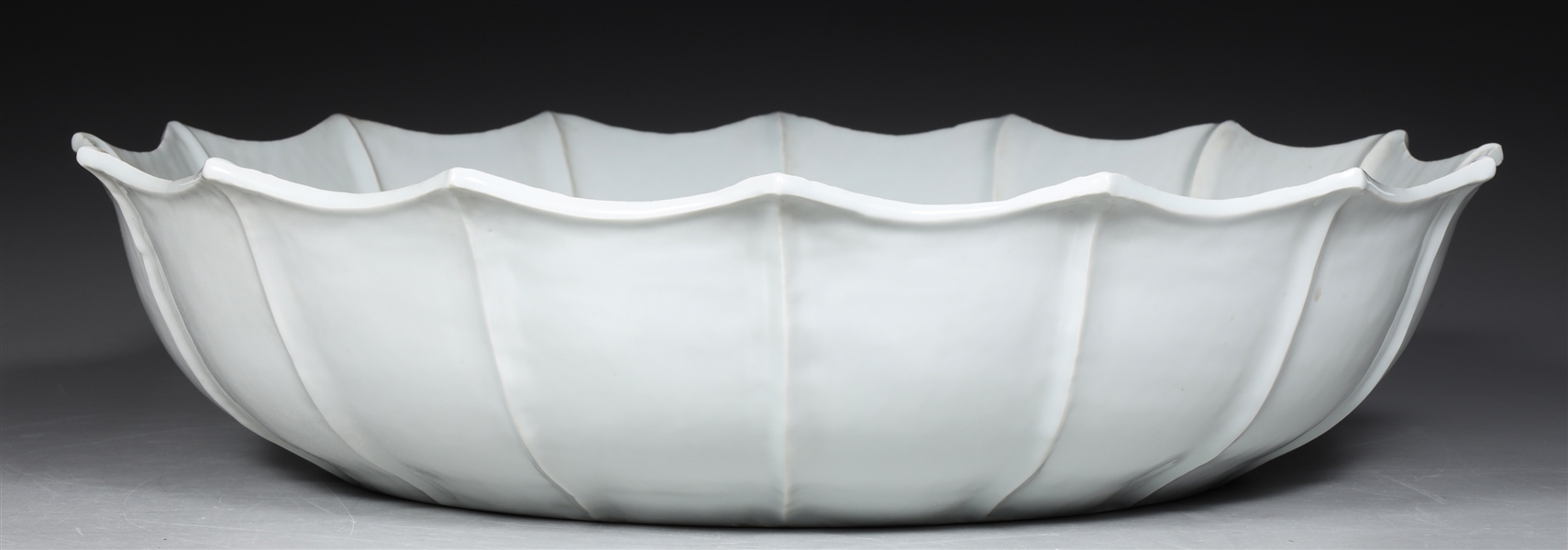 Very large Chinese blanc de chine
