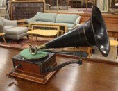 VICTOR DISC PHONOGRAPH WITH HO