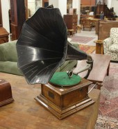 VICTOR DISK PHONOGRAPH WITH HO