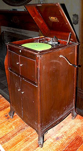 VICTOR FLOOR VICTROLAA mahogany