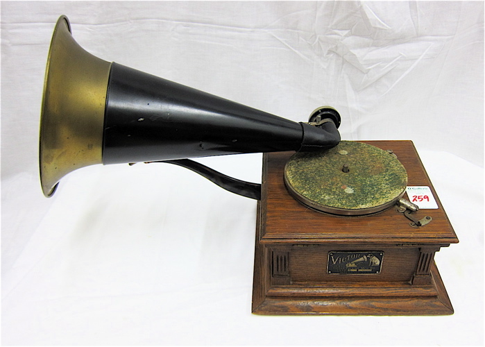 VICTOR MONARCH JUNIOR PHONOGRAPH
