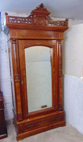 VICTORIAN ARMOIRE WITH SINGLE