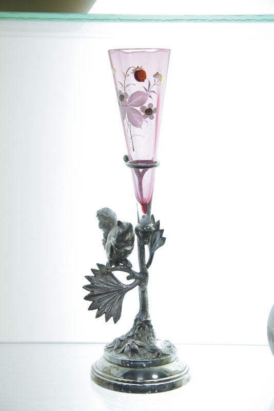 VICTORIAN ART GLASS BUD VASE.