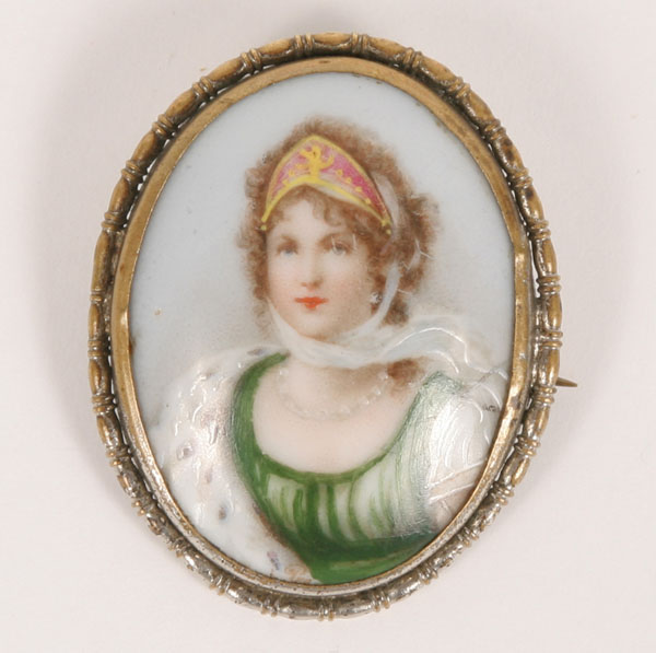 Victorian brooch with hand
