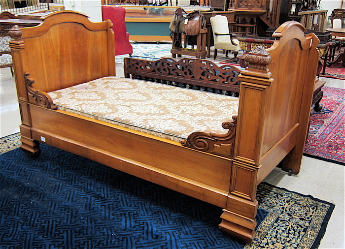 VICTORIAN CARVED MAPLE DAYBED