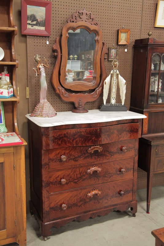 VICTORIAN CHEST WITH MIRROR.