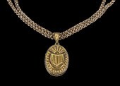 VICTORIAN LOCKET ON CHAIN Gold