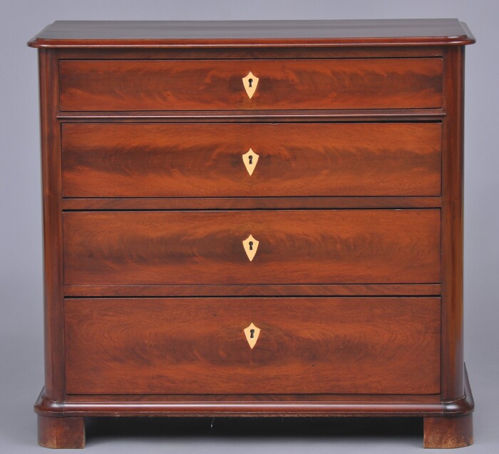 VICTORIAN MAHOGANY CHEST OF DRAWERS