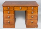 VICTORIAN MAHOGANY KNEEHOLE DE