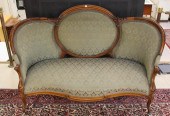 VICTORIAN MEDALLION-BACK SOFAV