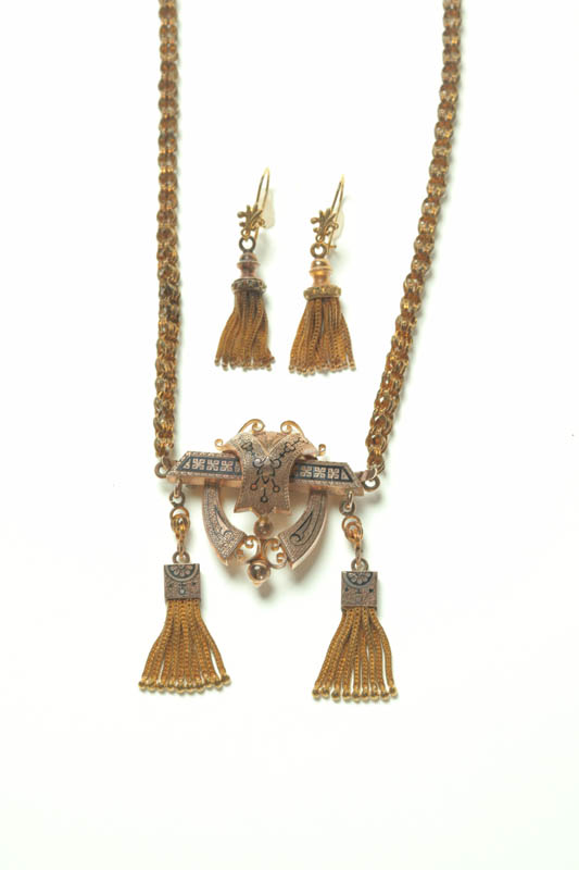 VICTORIAN NECKLACE AND EARRING SET.