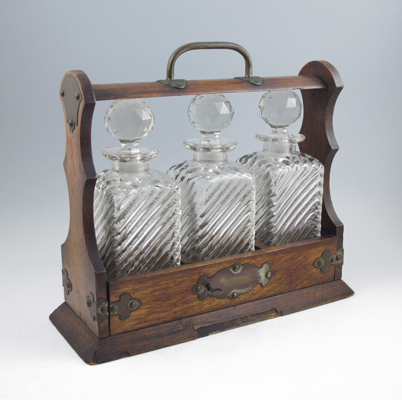 VICTORIAN OAK TANTALUS: Oak case