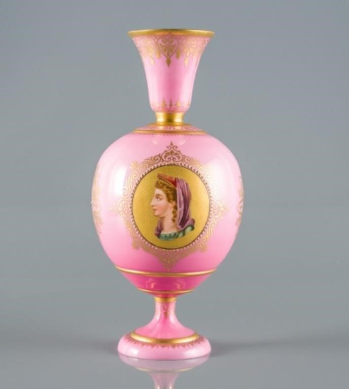 VICTORIAN PINK CASED GLASS VASEA