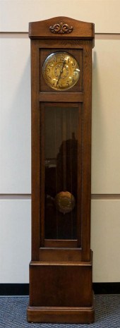 VICTORIAN PRESSED OAK GRANDMOT