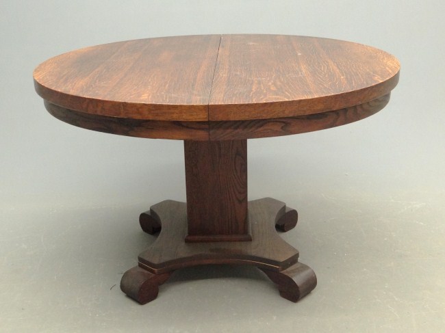 Victorian round oak table. Top 44