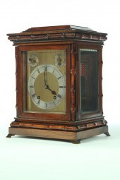 VICTORIAN-STYLE BRACKET CLOCK.