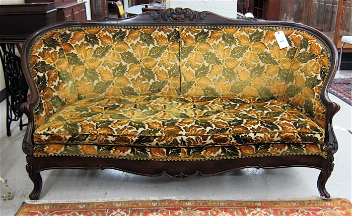 VICTORIAN-STYLE MAHOGANY SOFA