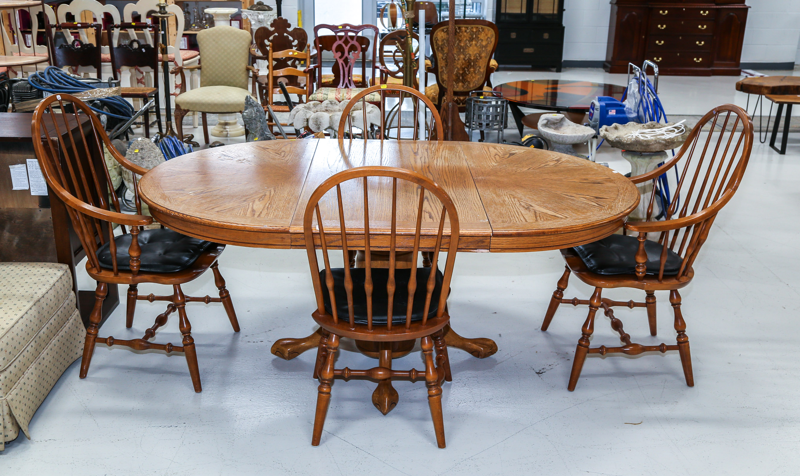 VICTORIAN STYLE OAK DINING TABLE