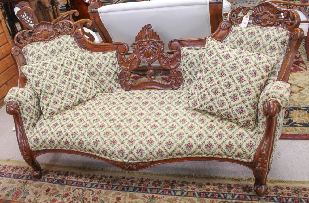 VICTORIAN-STYLE SOFAVICTORIAN-STYLE