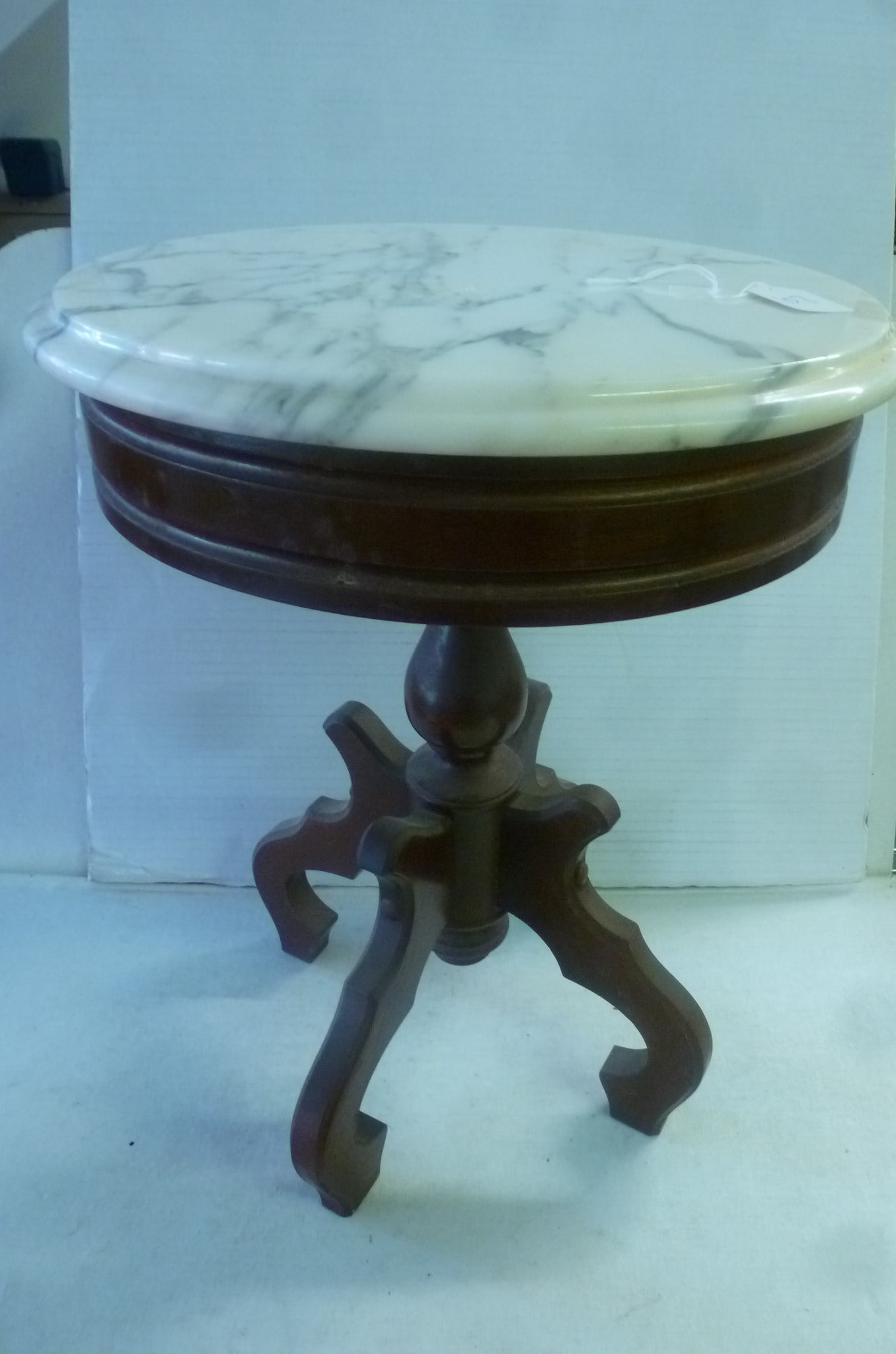 VICTORIAN STYLE VEINED WHITE MARBLE