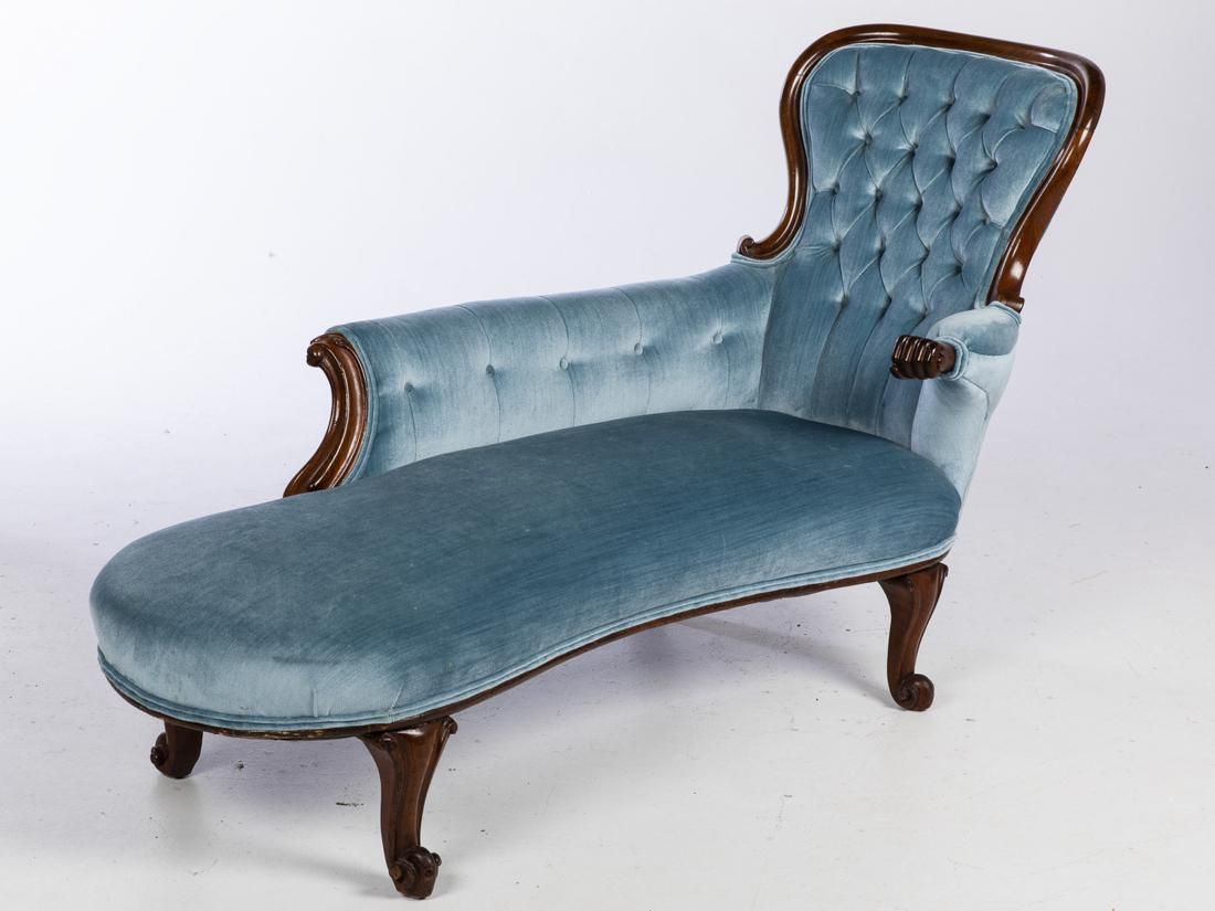 VICTORIAN WALNUT CHAISE LONGUE,