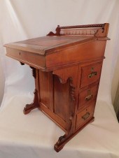 VICTORIAN WALNUT DAVENPORT DES