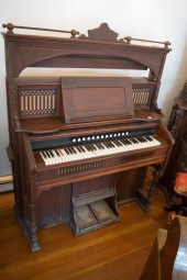 VICTORIAN WALNUT PARLOR PUMP O