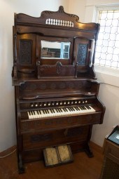 VICTORIAN WALNUT PARLOR PUMP O