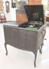 VICTROLA DISC LIFT-TOP CONSOLE
